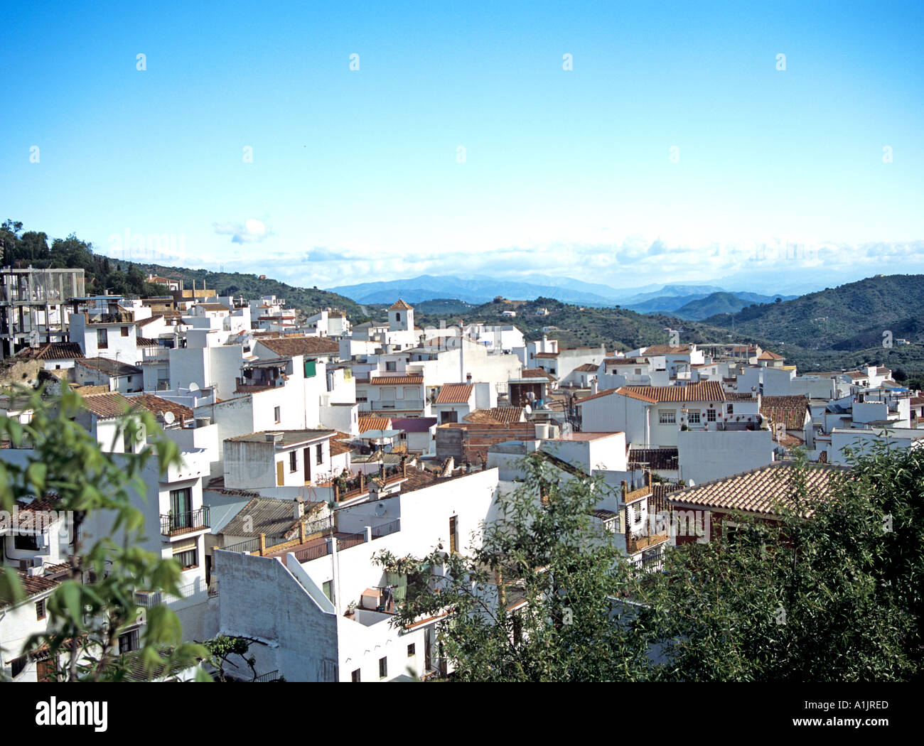 MONDA COSTA DEL SOL Spagna Europa aprile un piccolo villaggio in una valle di montagna con un castello ora un hotel decorato in stile moresco Foto Stock