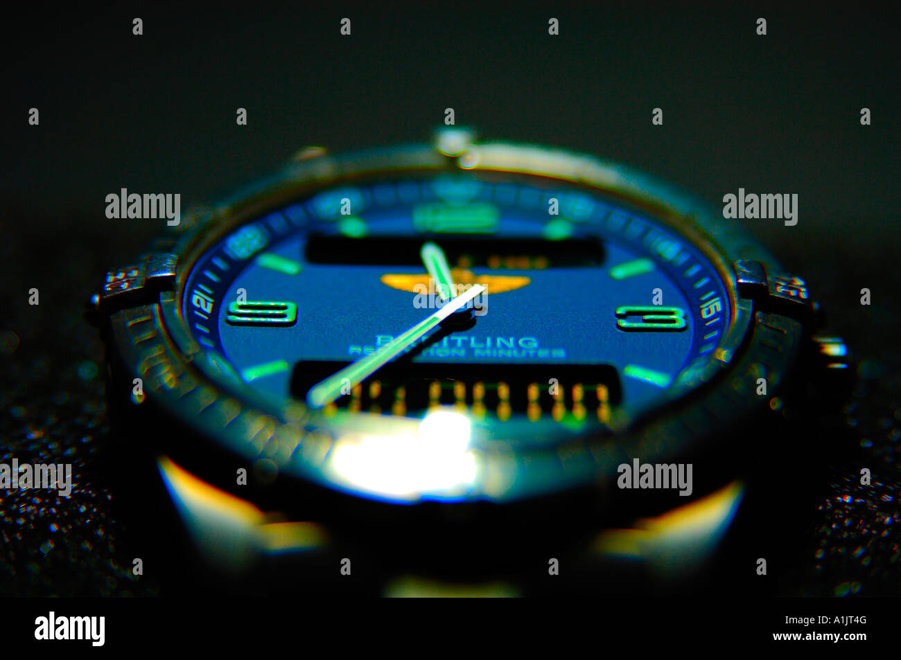 Breitling Aerospace ripetizione minuti gents titanio orologio da polso sfondo nero Foto Stock