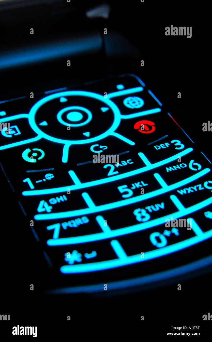 Tastiera illuminata del moderno telefono cellulare contro uno sfondo nero Foto Stock
