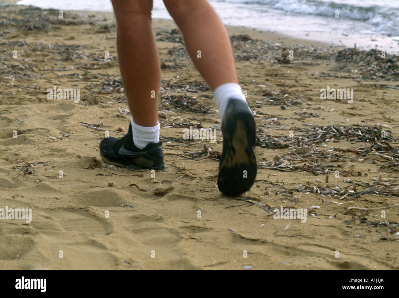 Vouliagmeni Attica Grecia piedi camminando sulla spiaggia Foto Stock