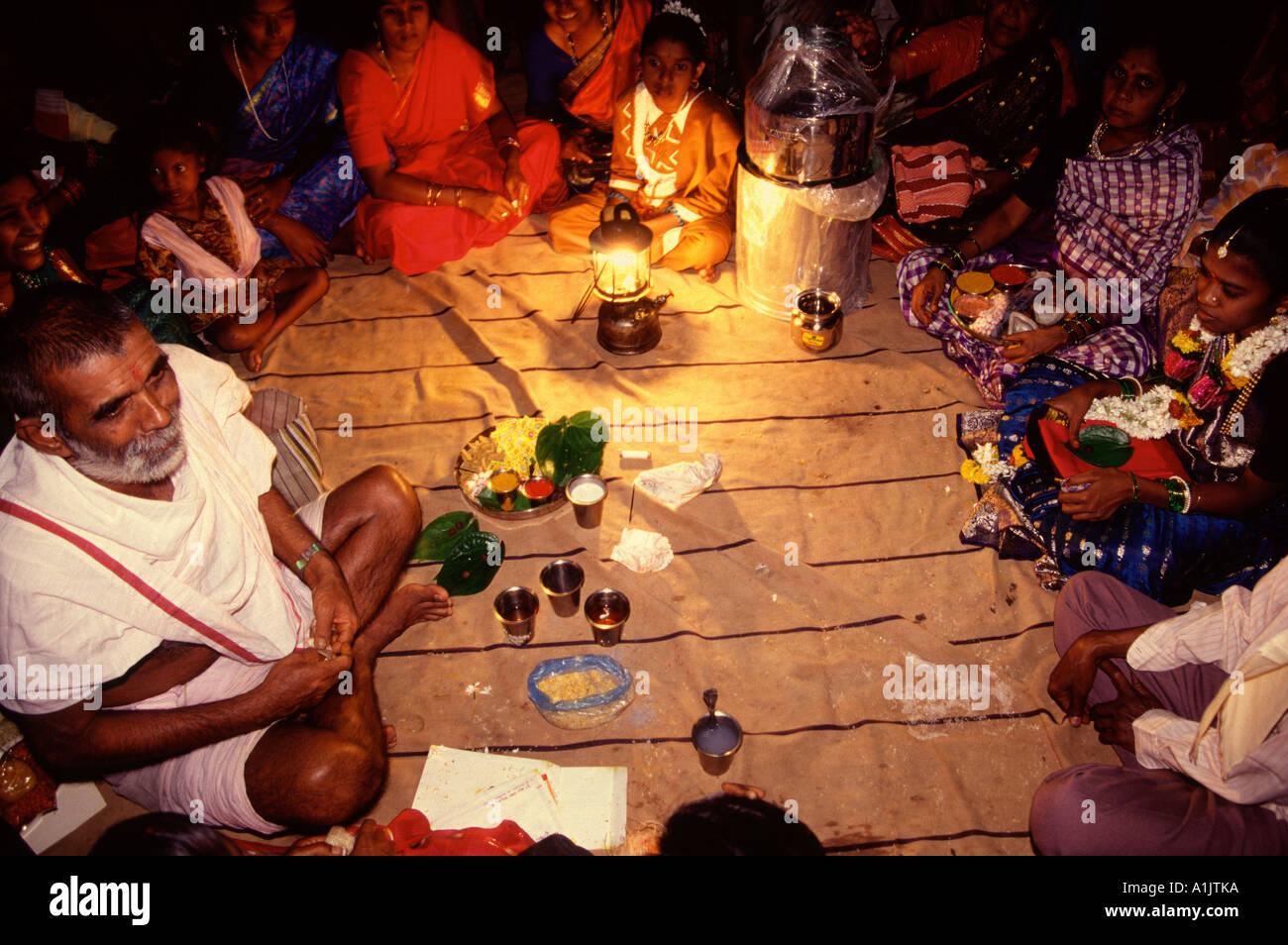 La famiglia si sono riuniti in occasione di un matrimonio induista in Tamil Nadu India del Sud Foto Stock