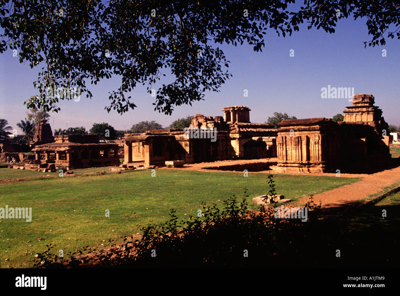 Vista del complesso di tempio in stile architettonico Chalukya del 7th e 8th secolo CE a Pattadakal, anche scritto Paṭṭadakallu nello stato di Karnataka India Foto Stock