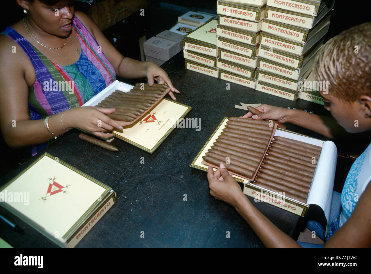 L'Avana Cuba donne impresa il controllo di qualità finale su scatole di sigari a Fabrica de Tabacos Partagas Partagas fabbrica di sigari Foto Stock