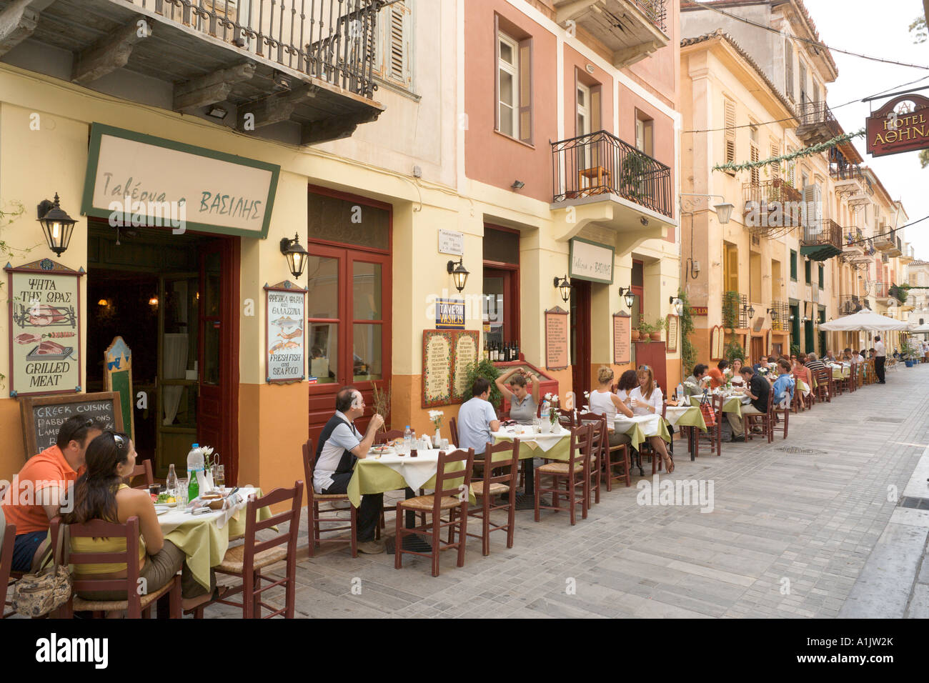 Pranzo in una taverna nel centro della città, Nafplion, Peloponneso, Grecia Foto Stock