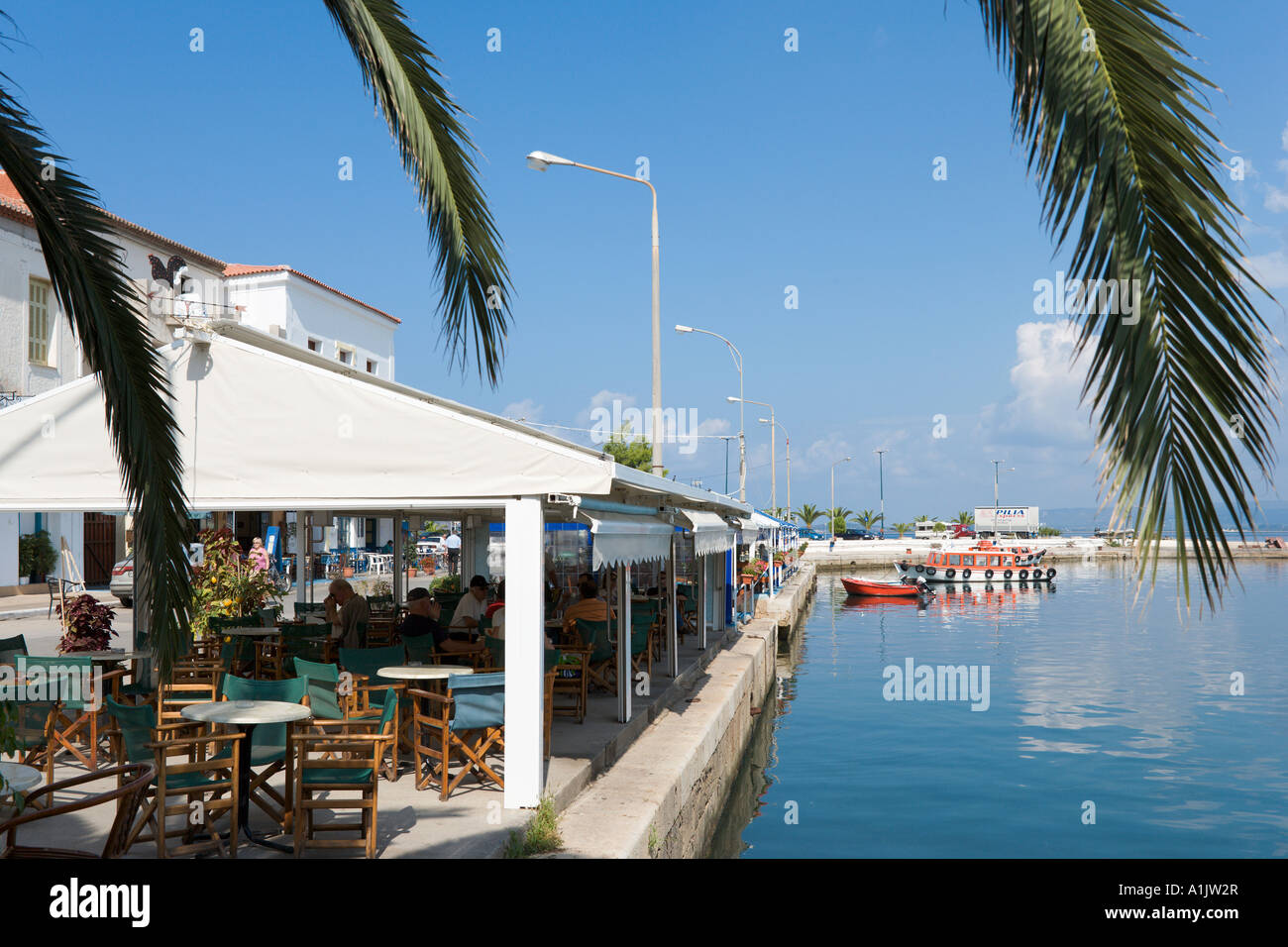 Taverna sul lungomare del porto di Pylos, vicino Yialova, Messinia, Peloponneso, Grecia Foto Stock