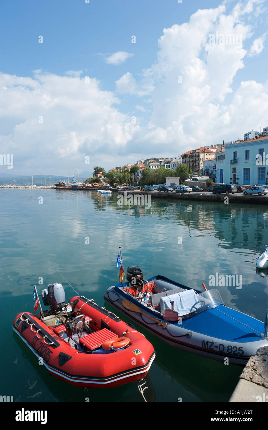 Le barche nel porto a Pylos, vicino Yialova, Messinia, Peloponneso, Grecia Foto Stock