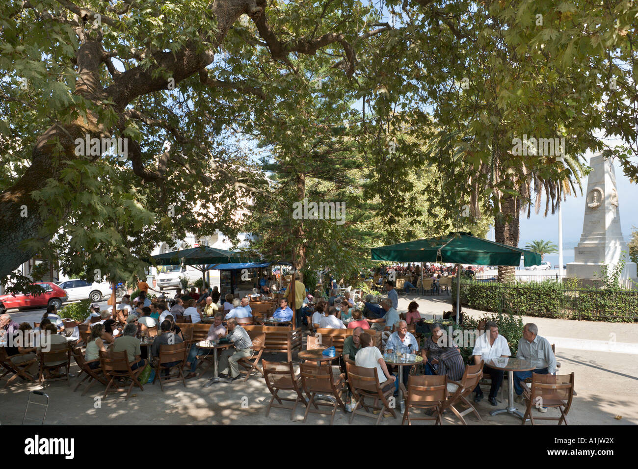 Cafe nella piazza principale di Pilo, vicino Yialova, Messinia, Peloponneso, Grecia Foto Stock