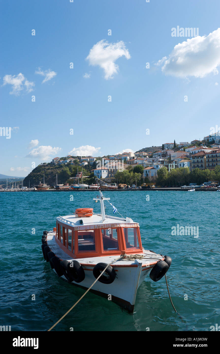 In barca al porto di Pylos, vicino Yialova, Messinia, Peloponneso, Grecia Foto Stock