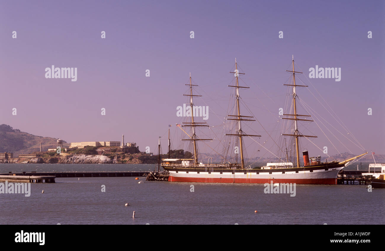 Isola di Alcatraz e Balclutha nave a vela la Baia di San Francisco California USA Foto Stock
