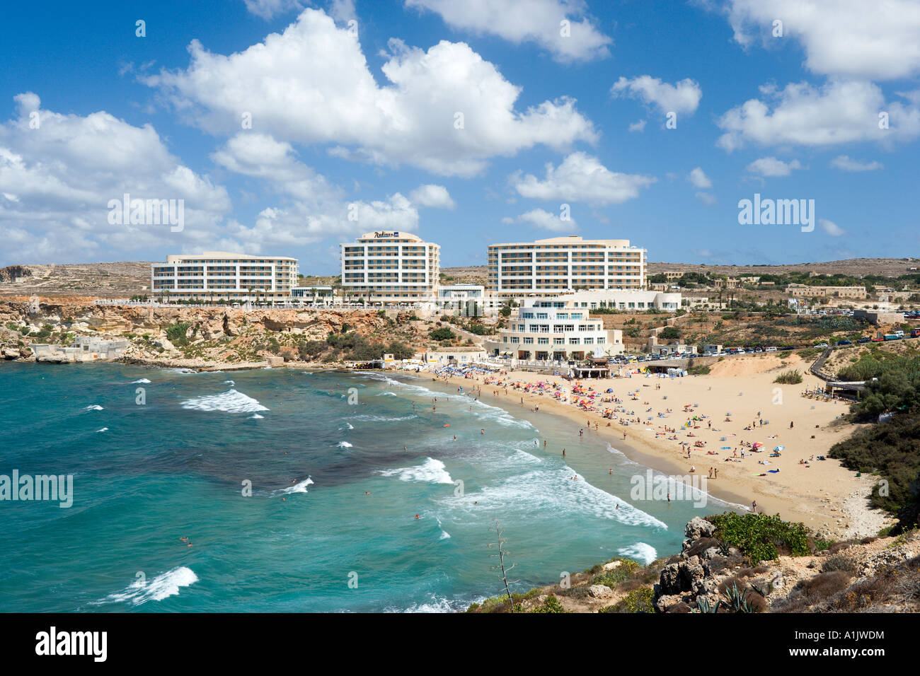 La spiaggia e il Radisson SAS Golden Sands Resort & Spa Golden Bay, Malta Foto Stock