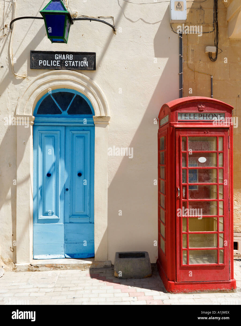 Stazione di polizia in piazza principale Gharb Gozo Malta Foto Stock