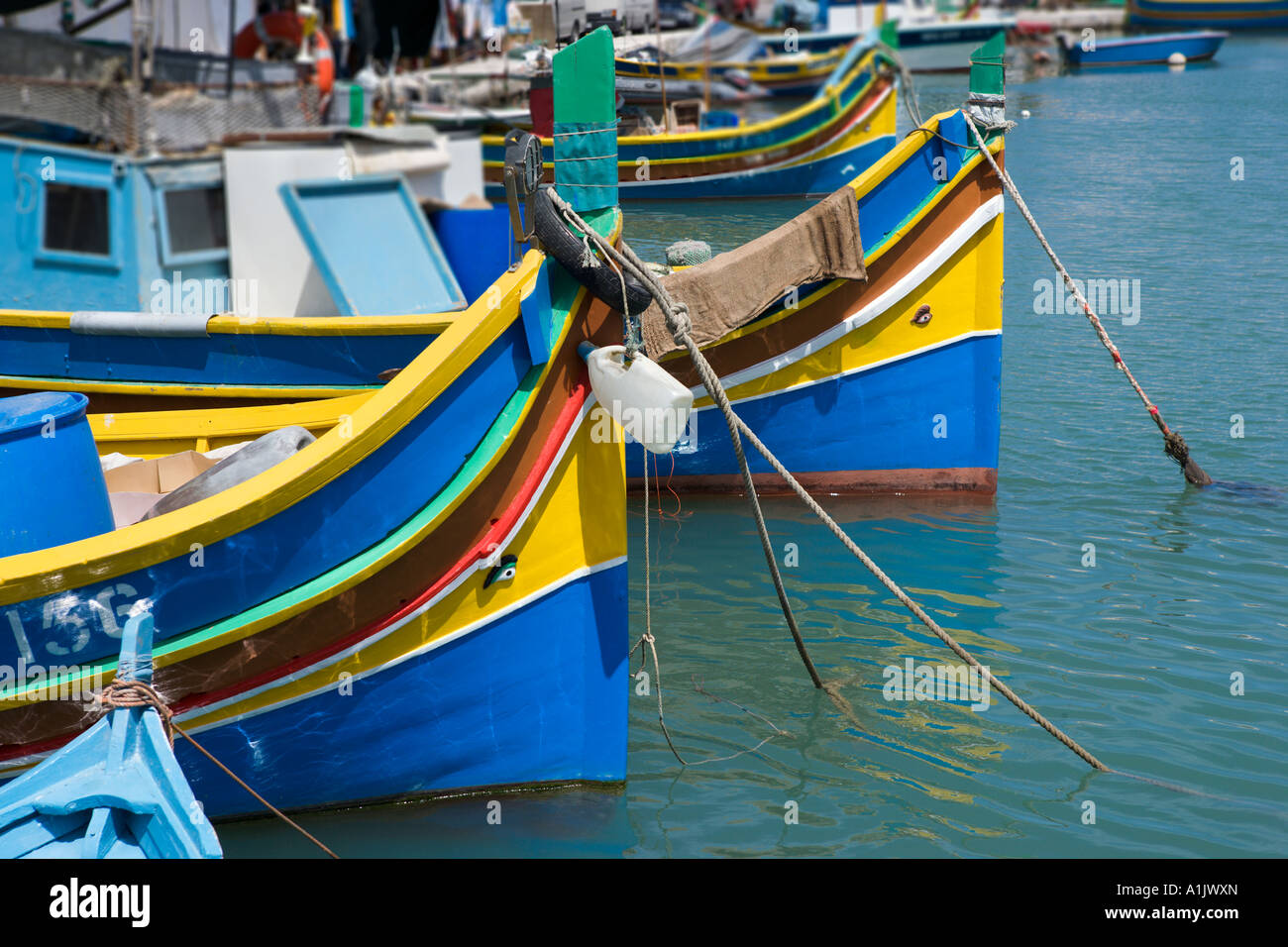 Tipiche barche da pesca o luzzus nel porto di Marsaxlokk, Malta Foto Stock