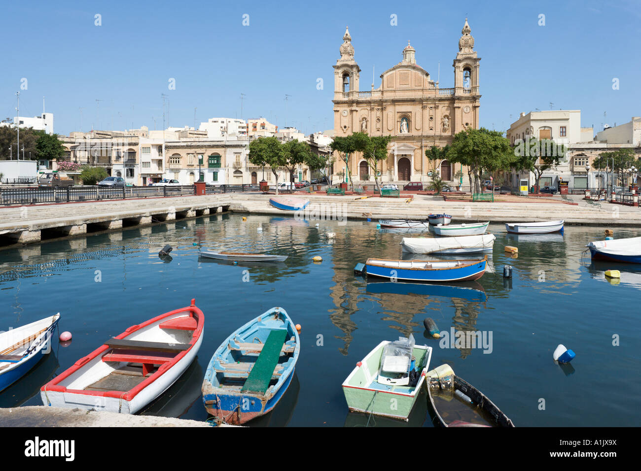 Chiesa di San Giuseppe da tutta Msida Creek , Malta Foto Stock