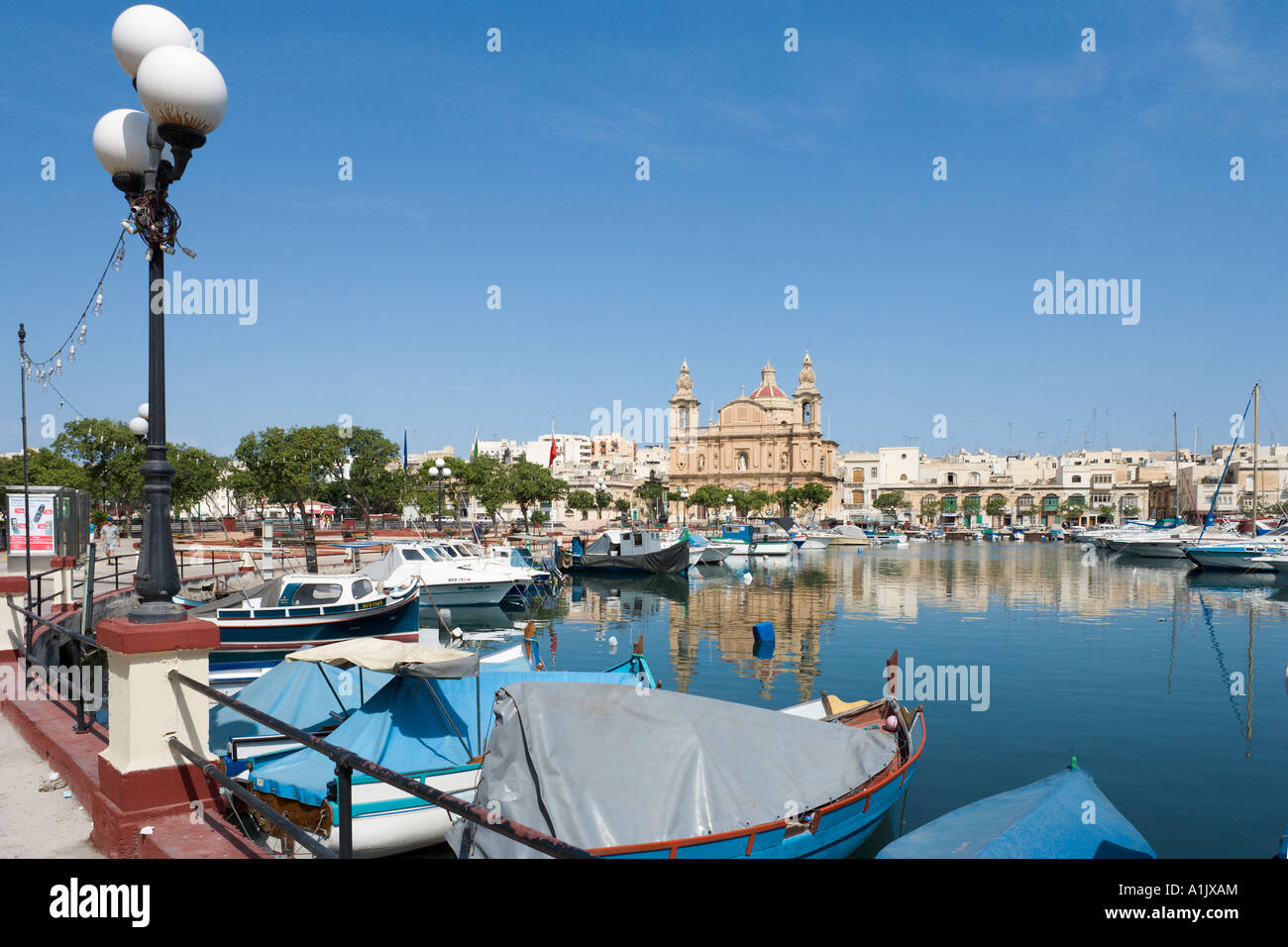 Porto e la chiesa di San Giuseppe, Msida Creek, Malta Foto Stock
