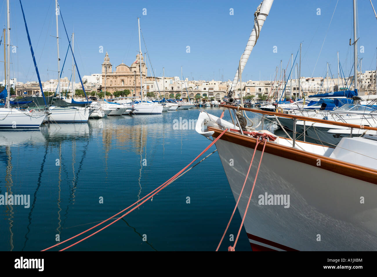 Marina e la chiesa di San Giuseppe, Msida Creek, Malta Foto Stock