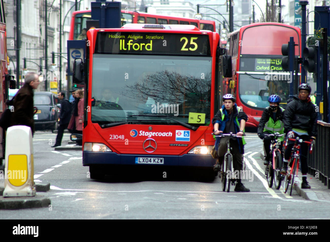 Bus e ciclisti sulla Oxford Street London Inghilterra England Foto Stock