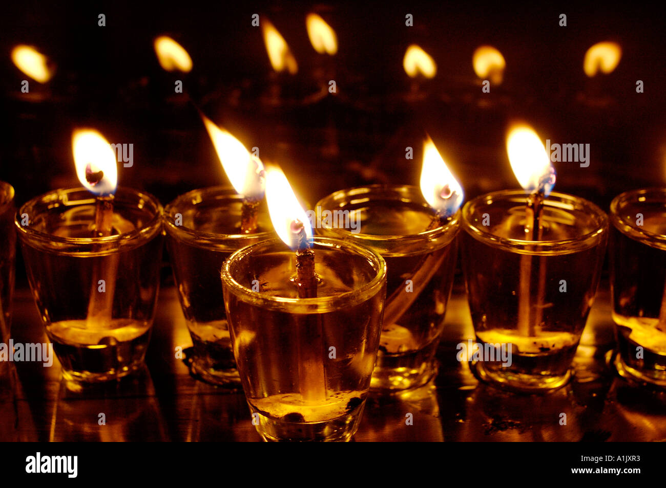 Olio di oliva candele accese su un candelabro Menorah durante la festa ebraica di Hanukkah, la festa delle luci Foto Stock