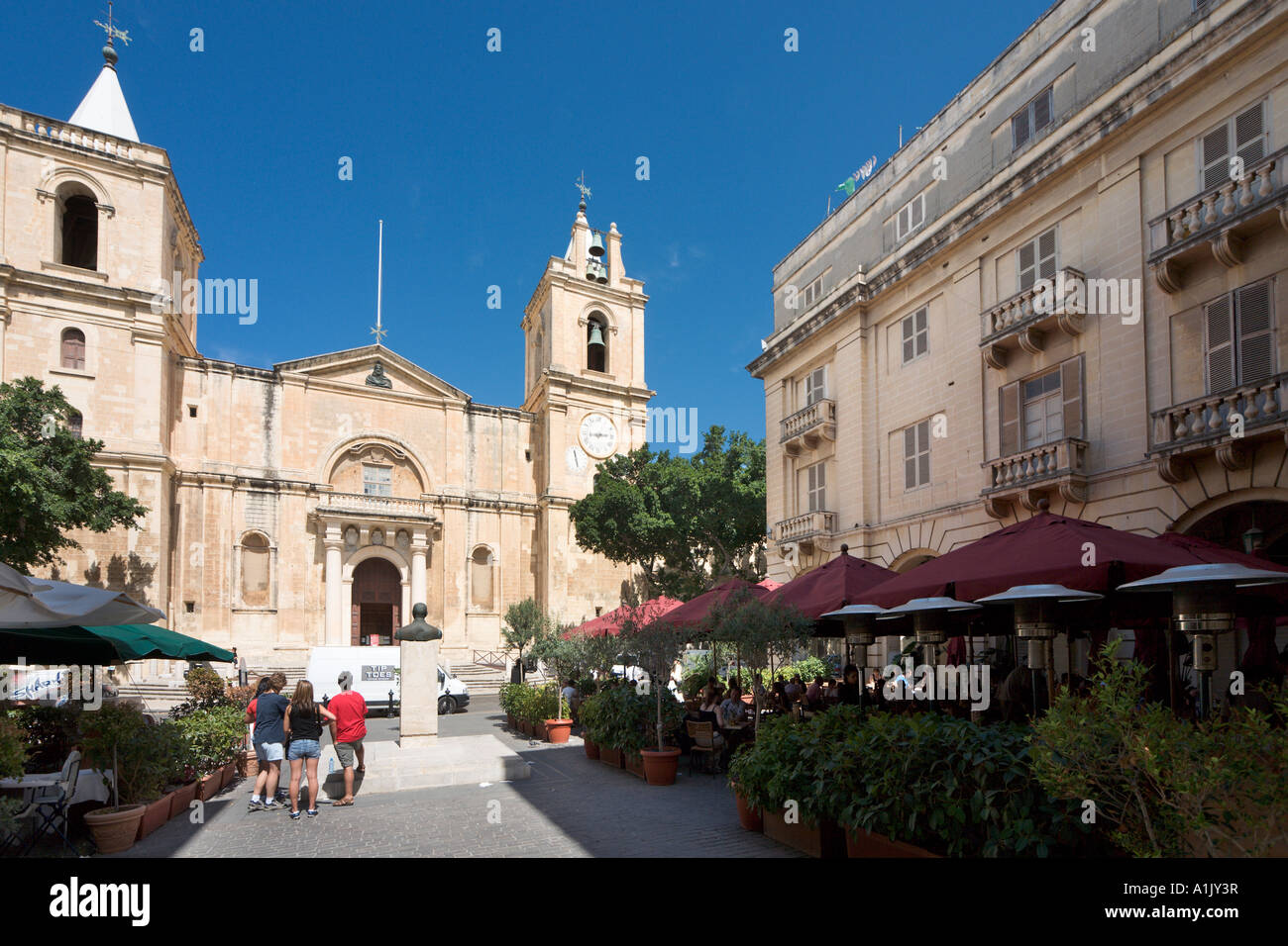Ristorante e St John's Co Cathedral, St John's Square, Valletta, Malta Foto Stock