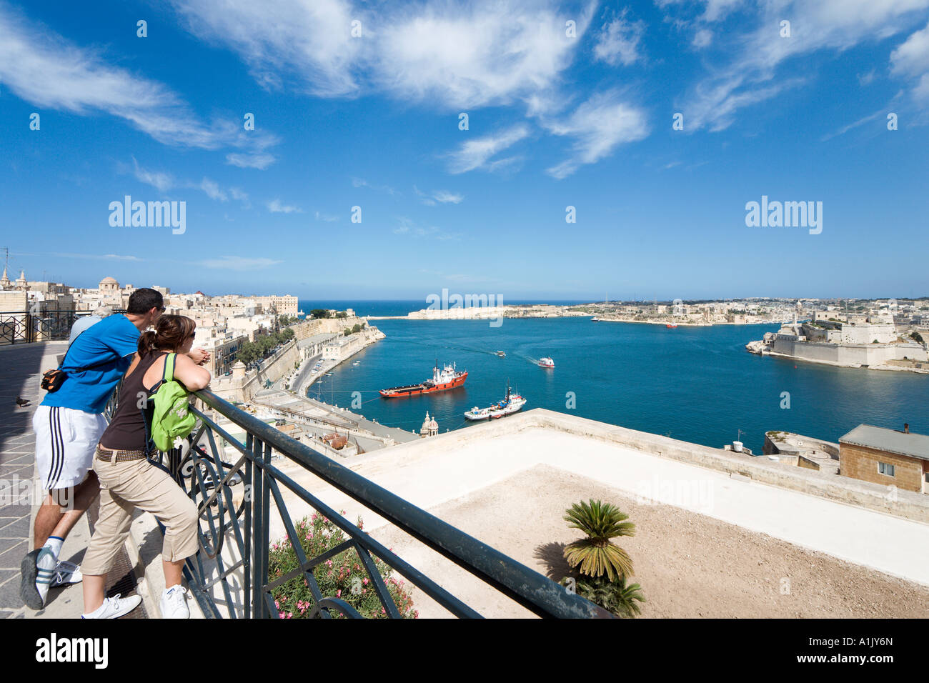 Vista sul Grand Harbour e Fort St Angelo da Upper Barracca Gardens, Valletta, Malta Foto Stock