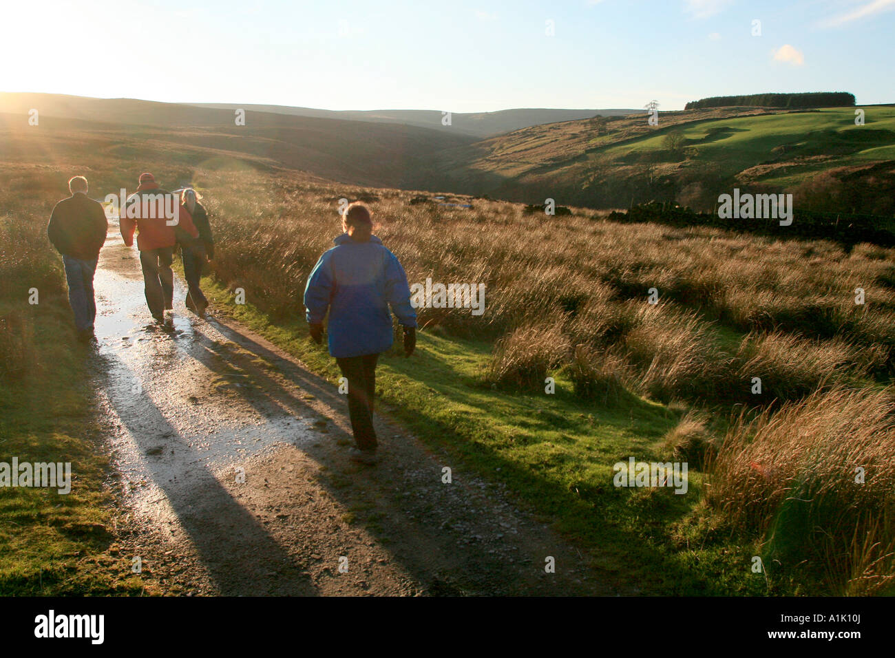 Walkers sul mori sopra Haworth Foto Stock