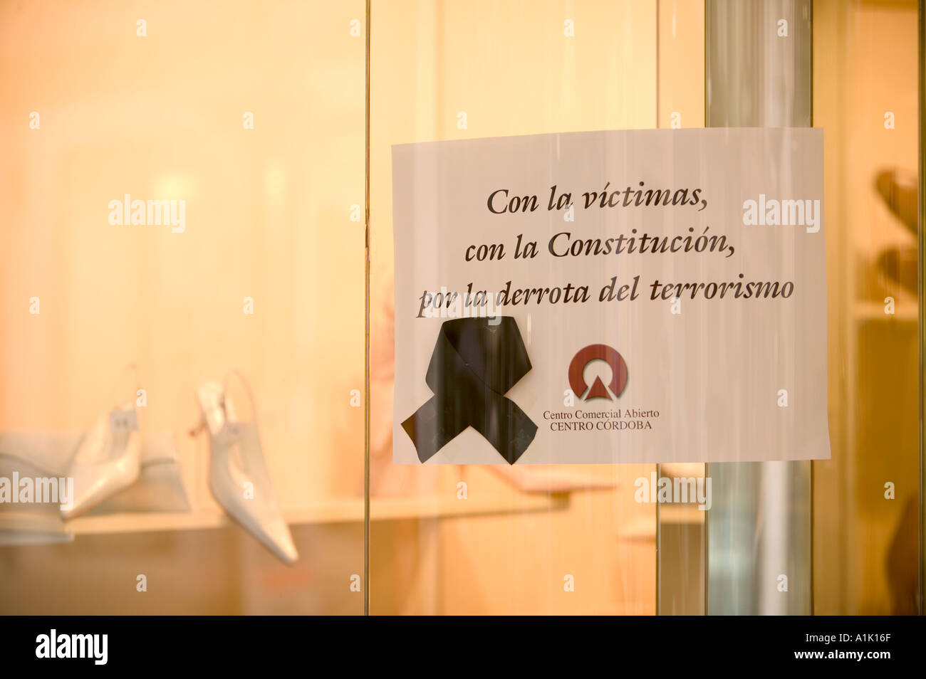 Anti terrosist segno di protesta nella vetrina di un negozio in Spagna dopo gli attentati ai treni di Madrid da Al Queida Foto Stock