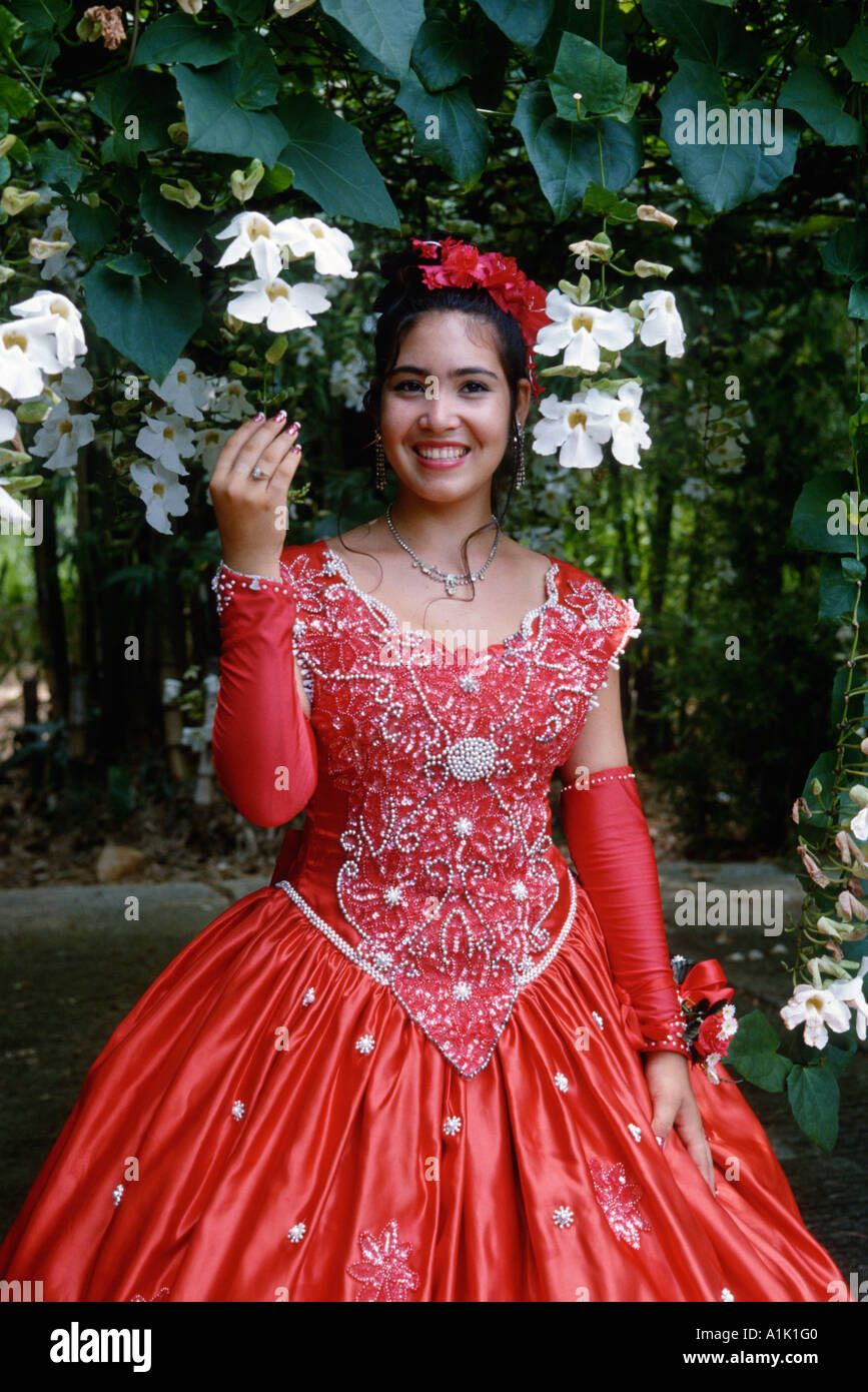 L'Avana. Cuba. Una ragazza adolescente celebra il suo quindicesimo compleanno, noto come una fiesta de mela cotogna, o los mela cotogna, un famoso diritto di passaggio per le ragazze cubane. Foto Stock