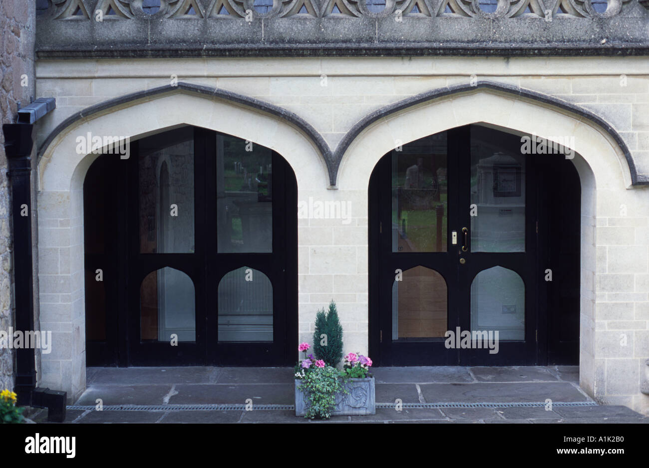 Verniciato di colore nero e vetro porte vetrata per la Chiesa di San Nicola Bathampton Bath Spa, Somerset, Inghilterra, Regno Unito Foto Stock