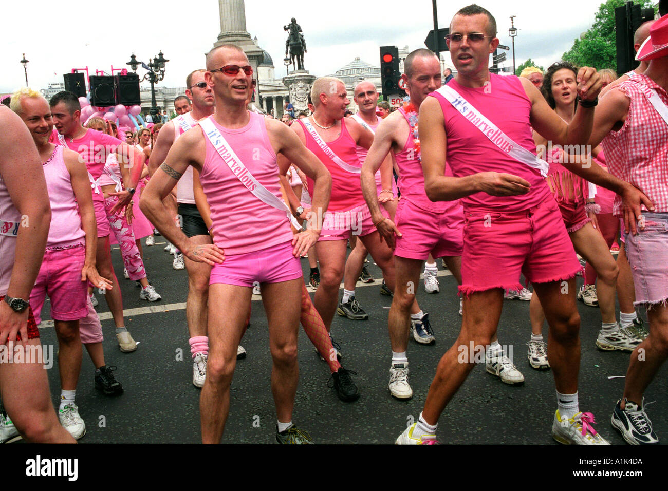Gay Pride Marzo attraverso il centro di Londra passando da Trafalgar Square. Foto Stock