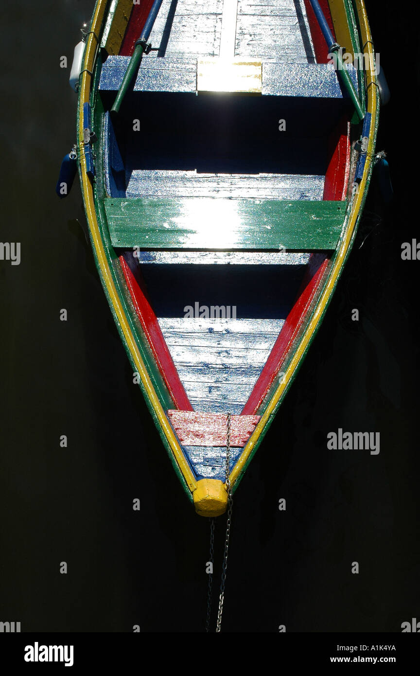 Colorato in legno dipinto in barca a remi Foto Stock