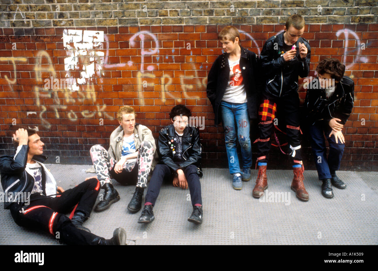 Un gruppo di giovani ragazzi punk colla sniffing di Londra. Foto Stock Un gruppo di giovani ragazzi punk colla sniffing di Londra. Foto Stock