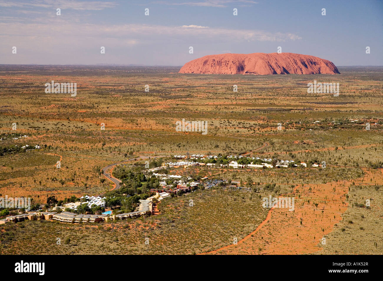 Villaggio Yulara e Uluru Ayers Rock Uluru Kata Tjuta National Park Area del Patrimonio Mondiale di Territorio del Nord Australia antenna Foto Stock