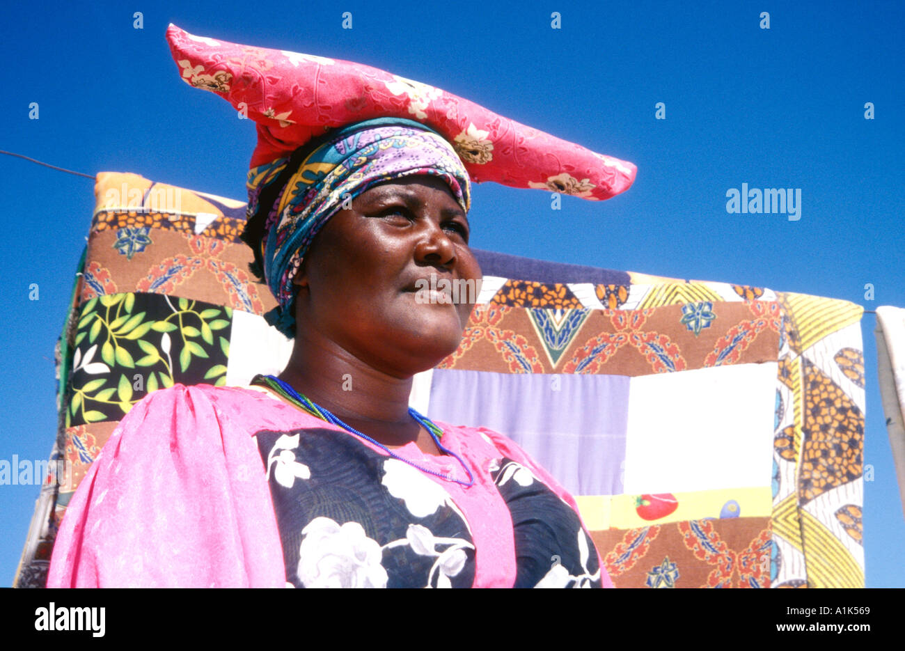 Herero donna nel villaggio di Purros Kaokoveld nella regione a nord ovest della Namibia in Africa la Herero s abito costituito da diversi strati Foto Stock