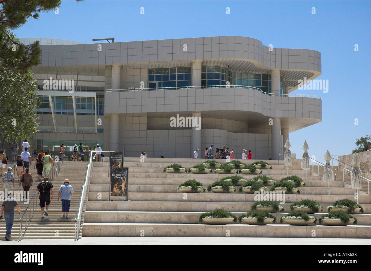 Vista dell'ingresso al J. Paul Getty Center dall'arrivo Plaza, Los Angeles, California Foto Stock