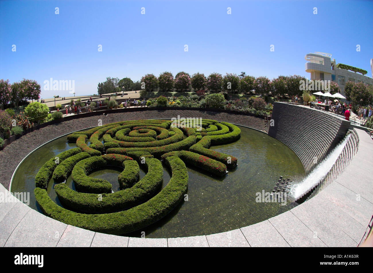 Un estremo ampio angolo di vista del giardino centrale (guardando lontano dal centro)a J. Paul Getty Center di Los Angeles in California Foto Stock