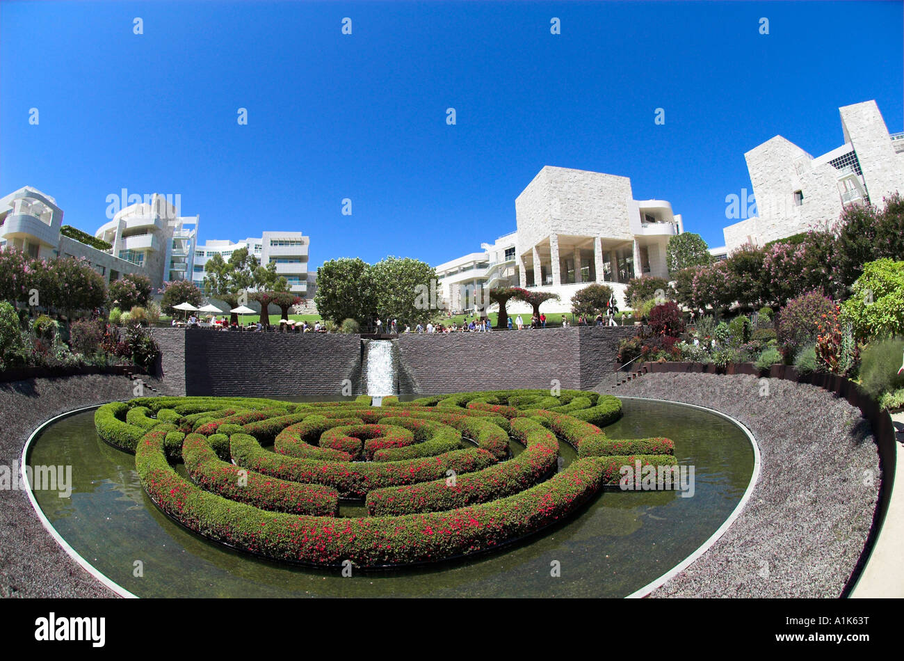 Un estremo ampio angolo di vista del giardino centrale (guardando verso il centro) a J. Paul Getty Center di Los Angeles in California Foto Stock