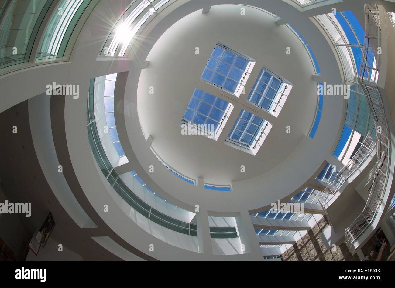 Vista fisheye del tetto circolare presso l'entrata principale del J. Paul Getty Center di Los Angeles in California Foto Stock