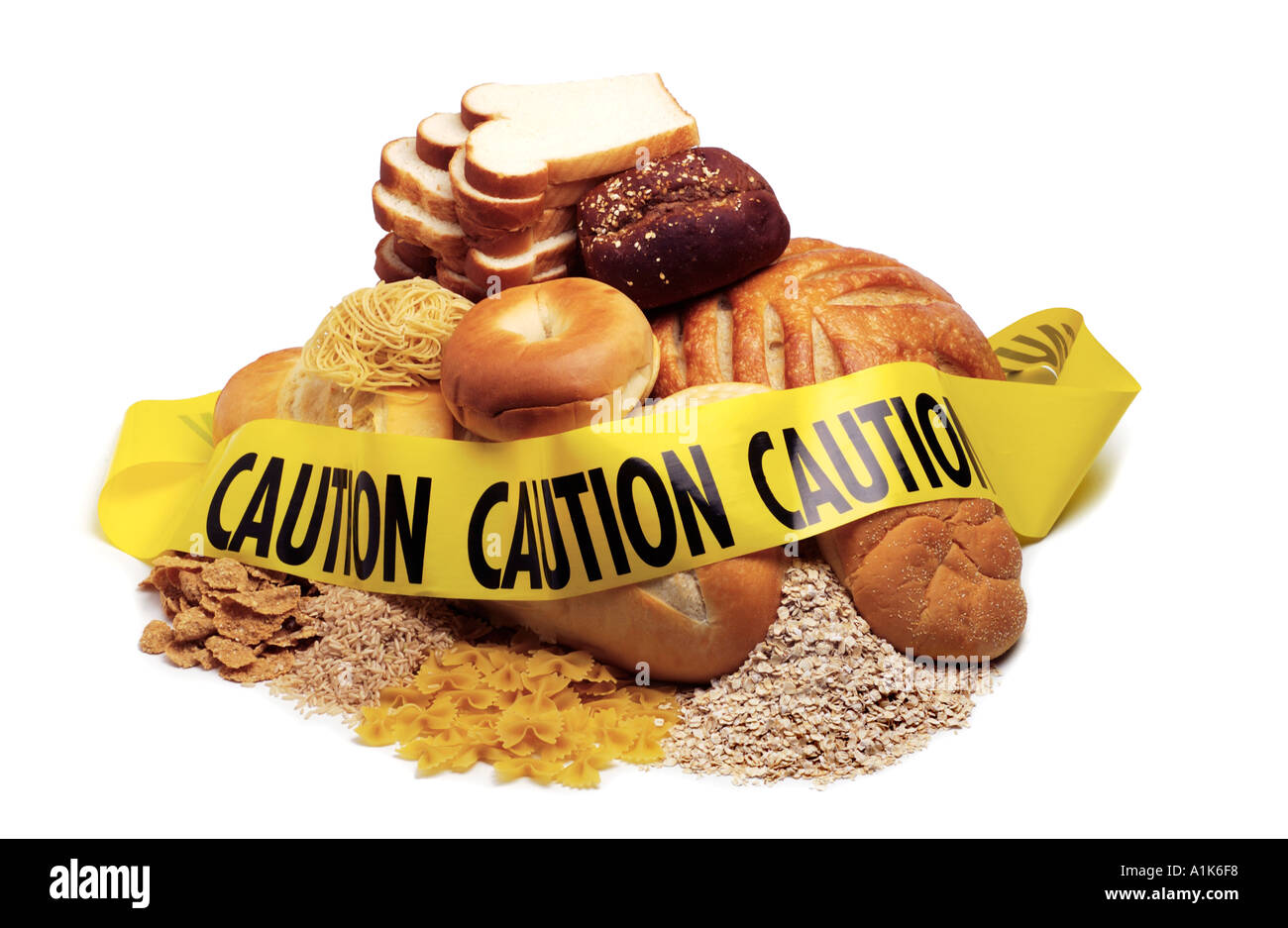 Basso dieta carboidrato pila di pane prodotti cerealicoli circondato con nastro di avvertenza Foto Stock