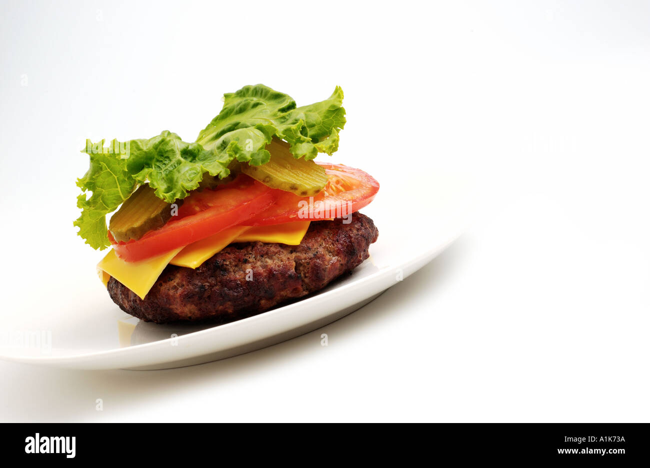 Il carboidrato basso mangiare hamburger con bun mancante Foto Stock