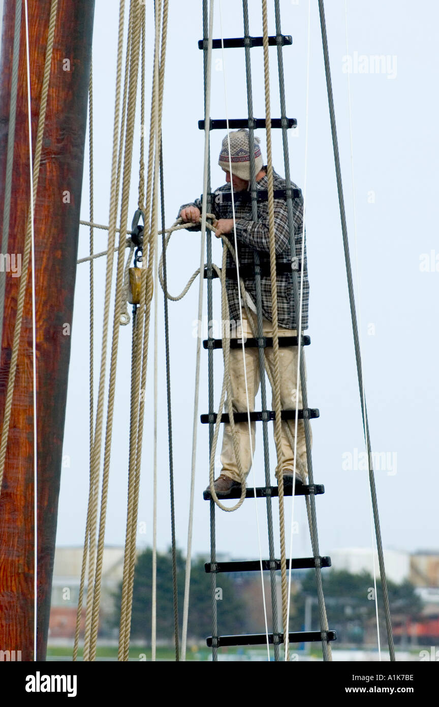 Lavoratori di sesso maschile e di sesso femminile che fare la manutenzione e le riparazioni dei tall ship Highlander ancorato nel St Clair River Port Huron Michigan Foto Stock