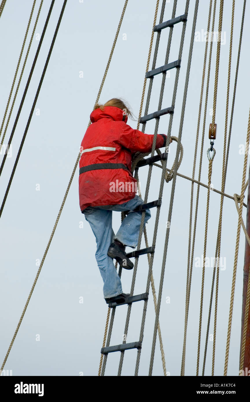 Lavoratori di sesso maschile e di sesso femminile fare maintence e riparazioni sul tall ship Highlander ancorato nel St Clair River Port Huron Michigan Foto Stock