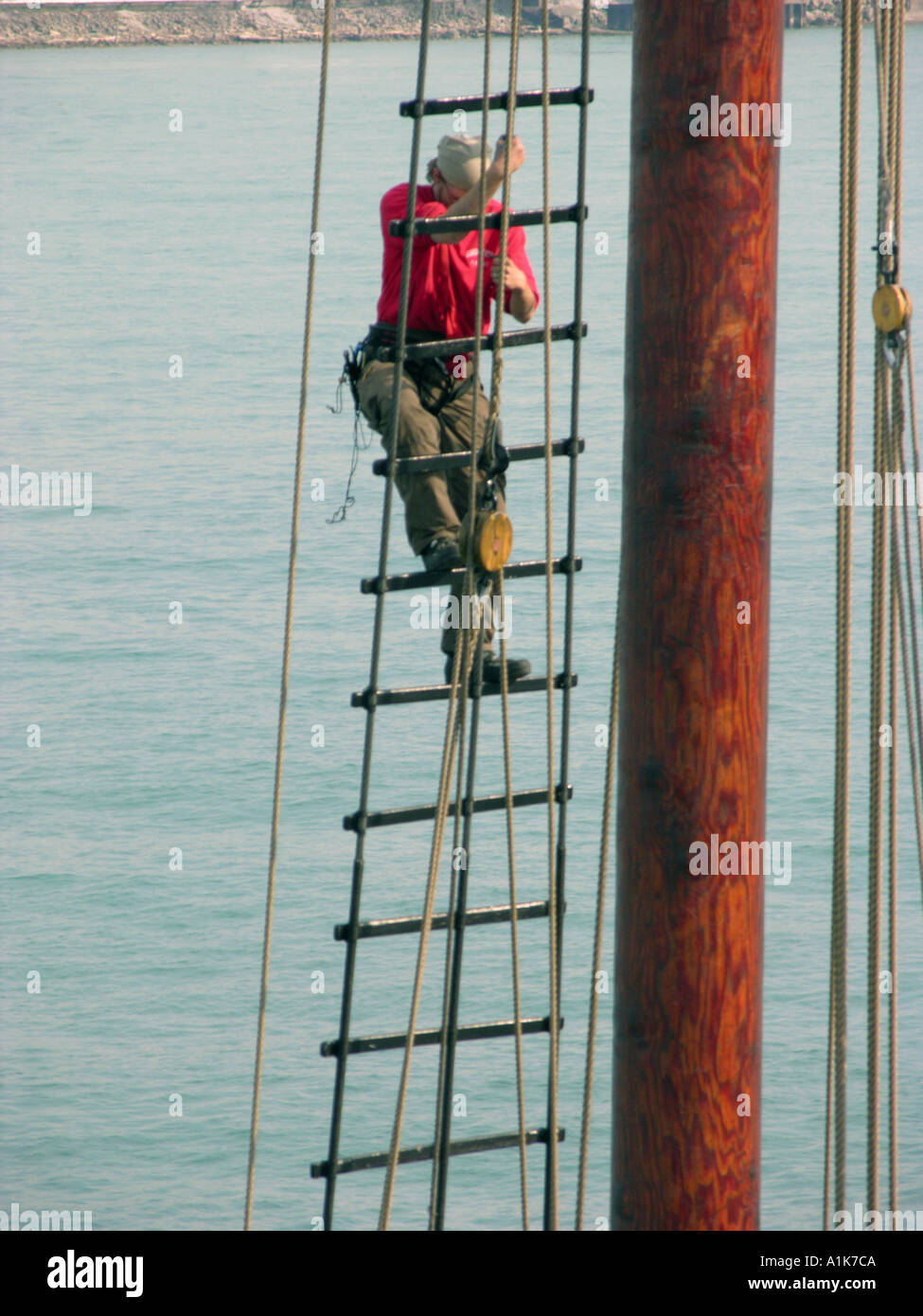 Lavoratori di sesso maschile e di sesso femminile fare maintence e riparazioni sul tall ship Highlander ancorato nel St Clair River Port Huron Michigan Foto Stock