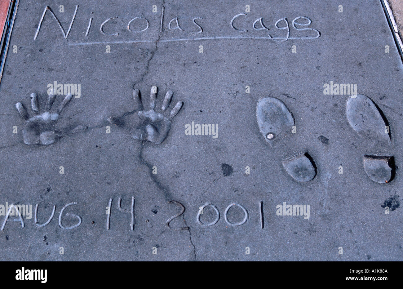 Attore Nicolas Cage mano e impronte al Cinese Mann movie theatre Hollywood Boulevard Los Angeles California USA Foto Stock