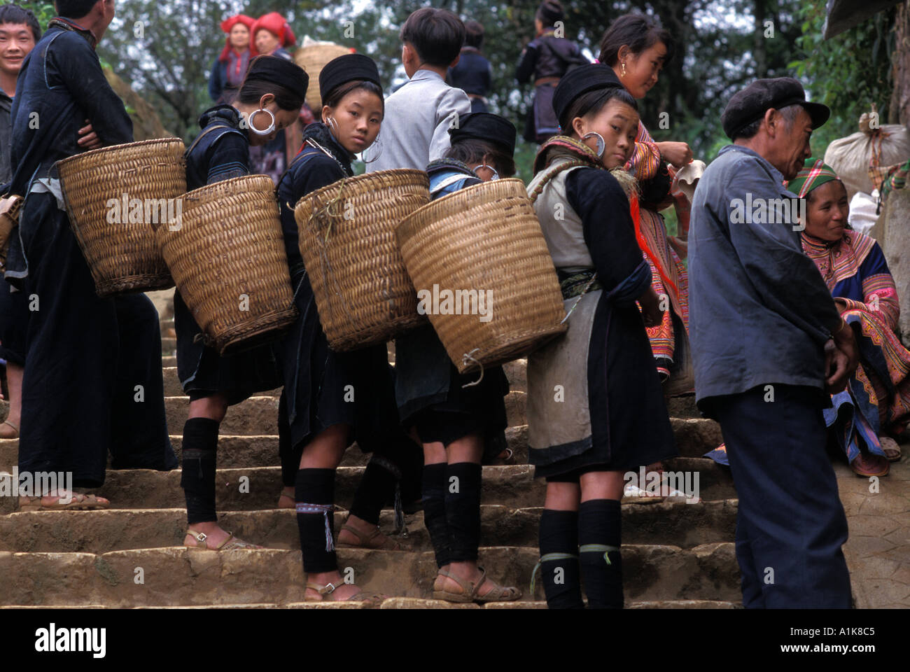 Nero donne Dao a Sapa mercato una comunità hilltribe in un ambiente rurale nel Vietnam del Nord Foto Stock