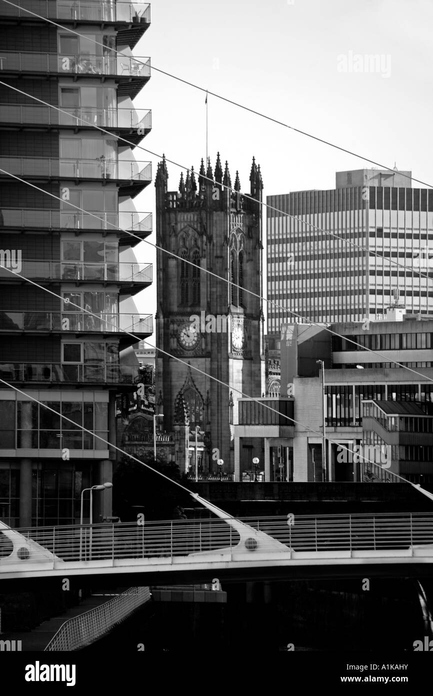 Trinità ponte che collega Manchester e Salford da Santiago Calatrava Manchester Regno Unito con la Cattedrale di Manchester in background Foto Stock