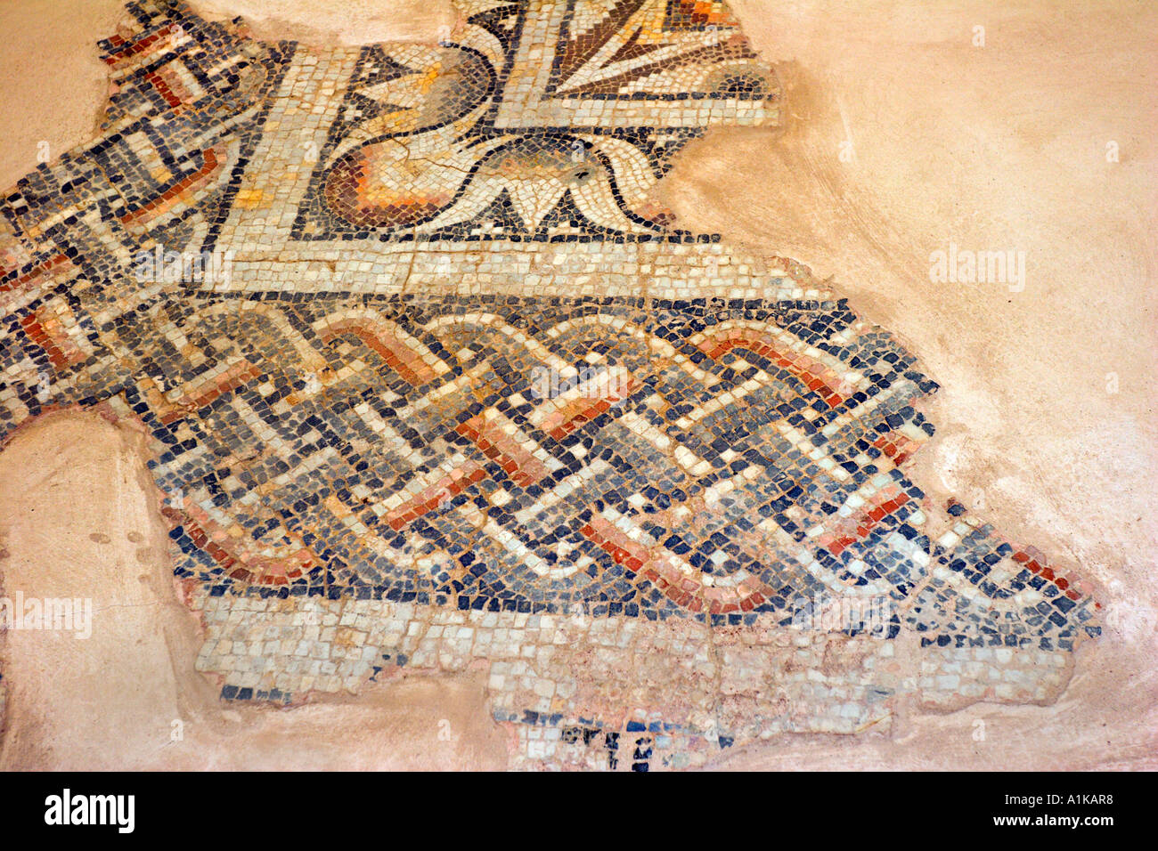 I mosaici romani visibile da passaggi coperti a Kourion , Cipro Foto Stock