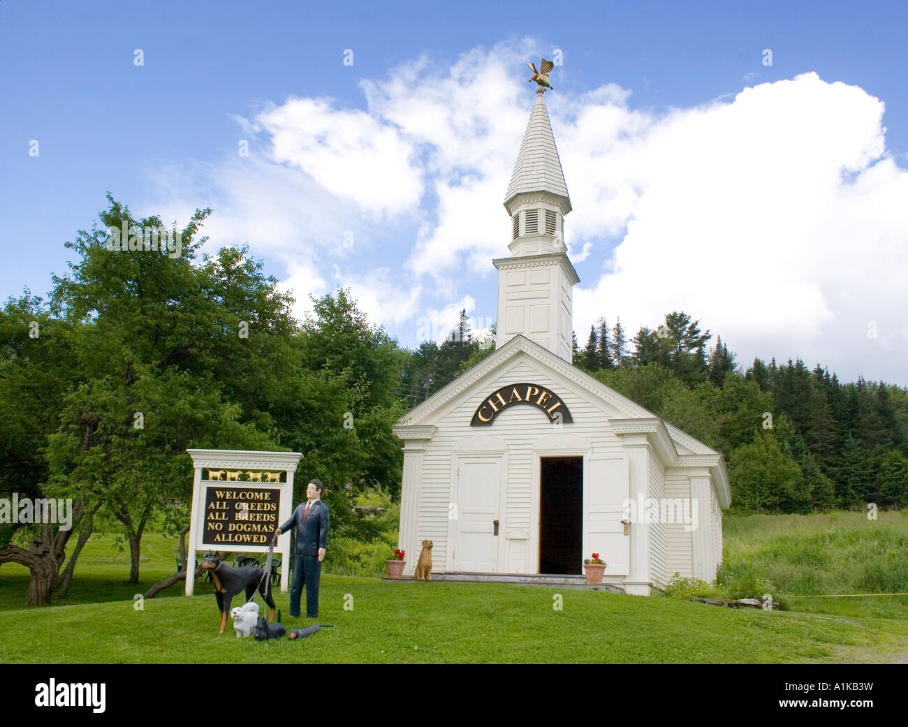 Il cane Cappella fu costruito nel 1999 dall'artista Stephen Huneck sulla montagna di cane in Saint Johnsbury Vermont Foto Stock