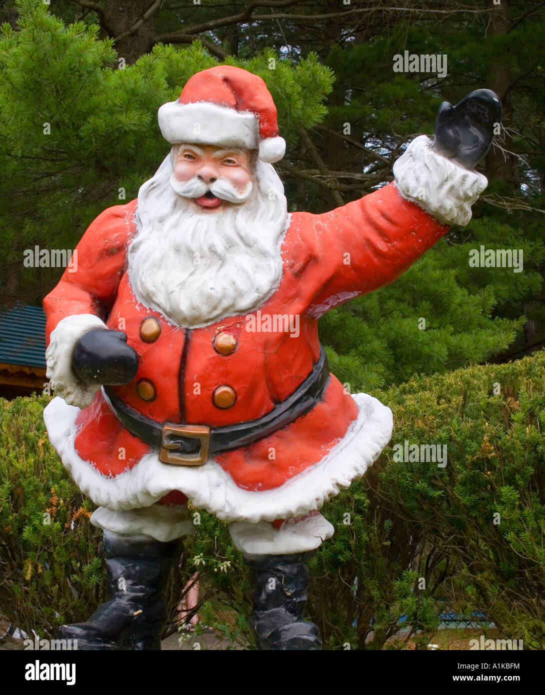 Santa Claus sventolando in foresta magica di Lake George New York Foto Stock