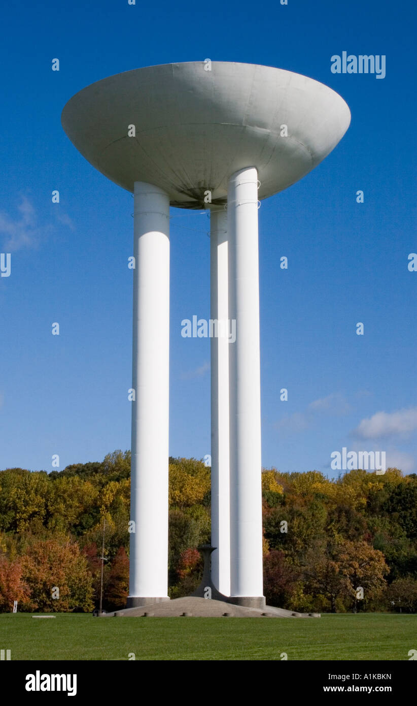 La più grande torre d’acqua a transistor del mondo a Holmdel, New Jersey, onora l’innovazione dei Bell Labs e si erge come un punto di riferimento unico sul ciglio della strada. Foto Stock
