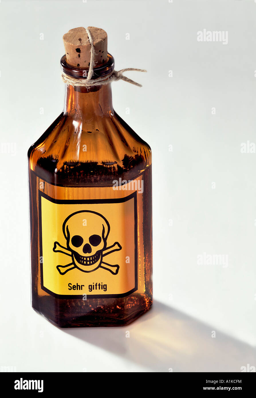 Bottles with poison label immagini e fotografie stock ad alta risoluzione -  Alamy