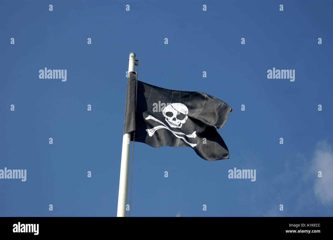 KliKil Pirate Flag 150 x 90 cm Jolly Roger with Red Bandana - Pirate Flag Outdoo